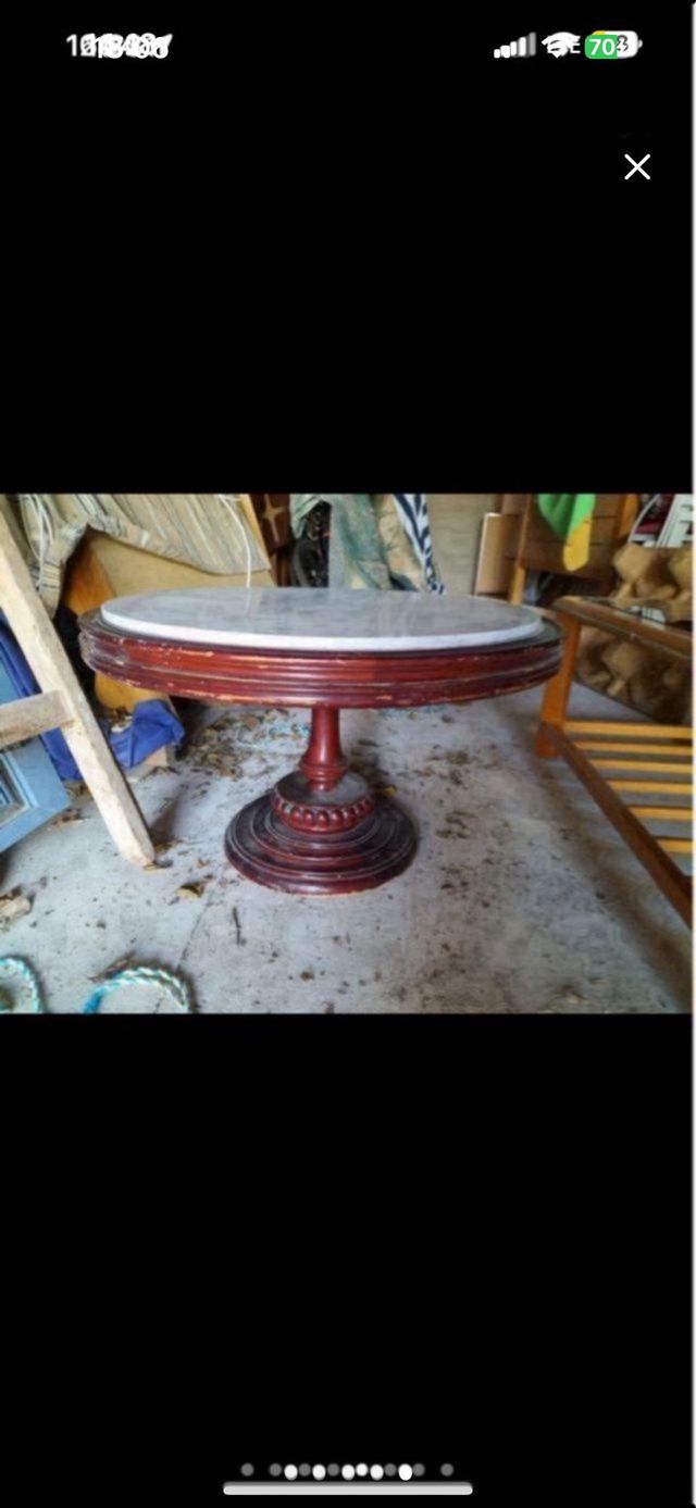 Mesita redonda mármol-madera