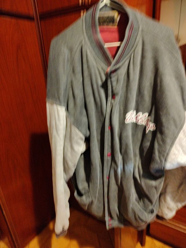 Chaqueta universitaria gris y blanca