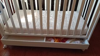 Berço c/ colchão + arrumação
