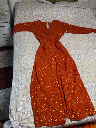 Vestidos largos estampados  y vestido de plumas 
