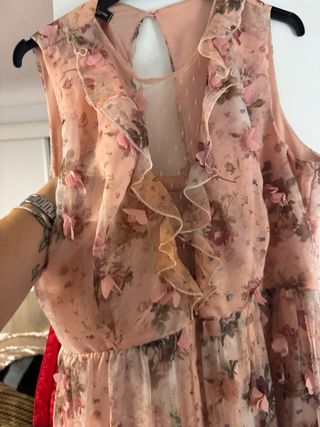 Vestidos largos estampados  y vestido de plumas 
