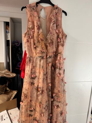 Vestidos largos estampados  y vestido de plumas 