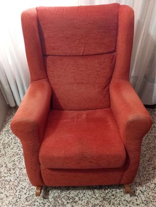 Mecedora  naranja de tela y madera