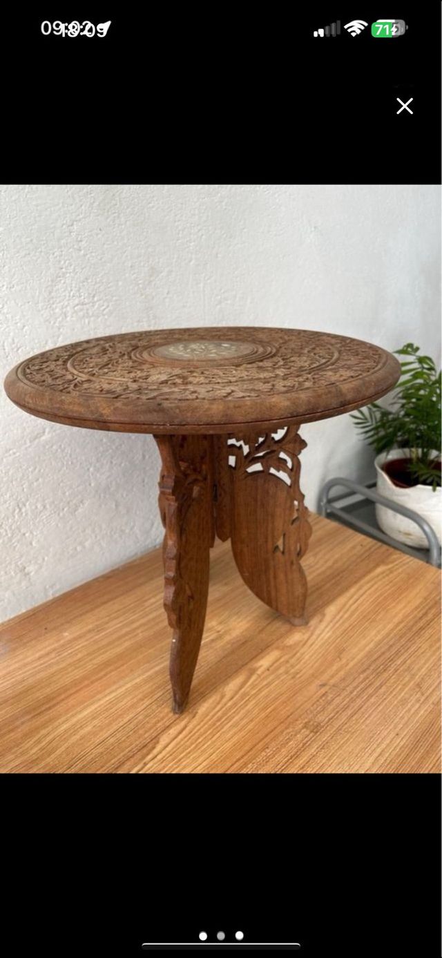 Mesita de madera tallada