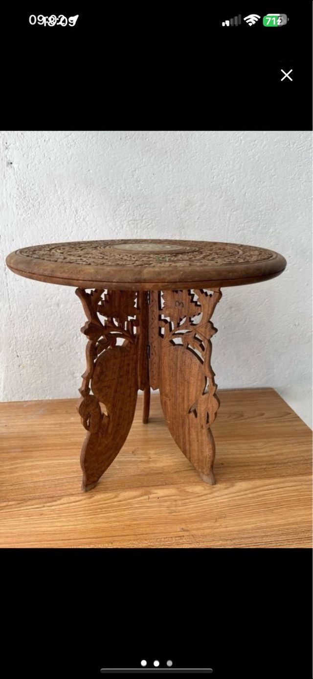 Mesita de madera tallada