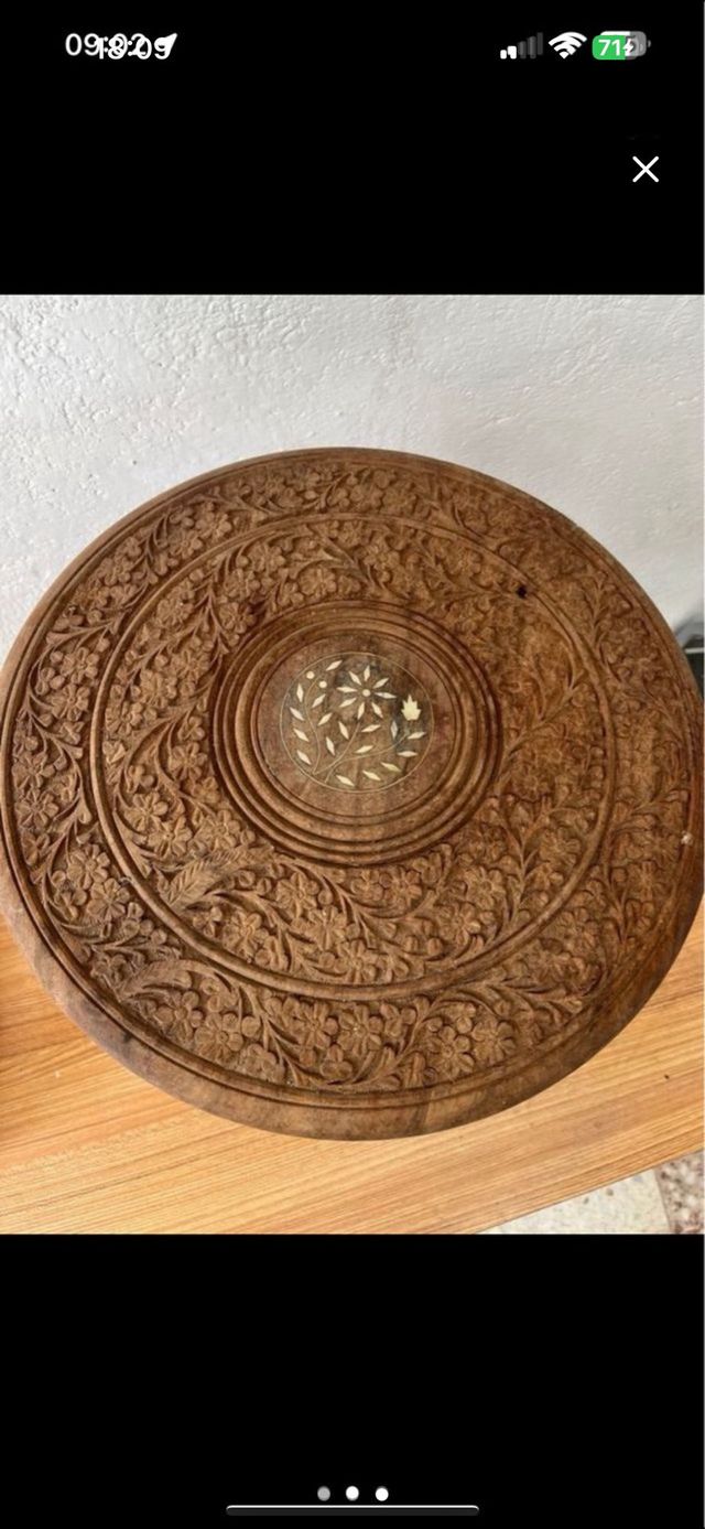 Mesita de madera tallada