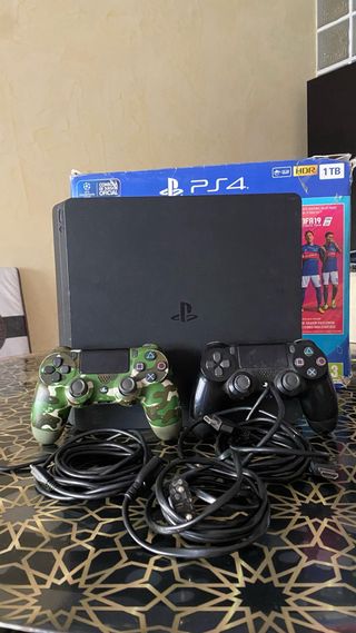 PS4 Slim (PlayStation 4) negra