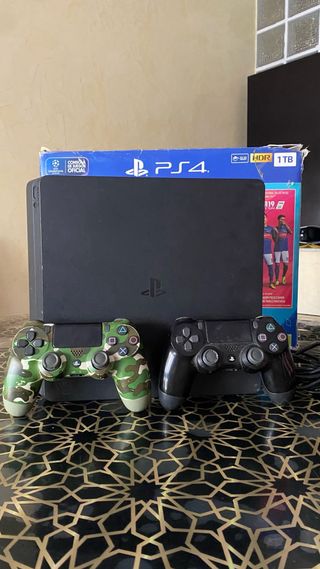 PS4 Slim (PlayStation 4) negra