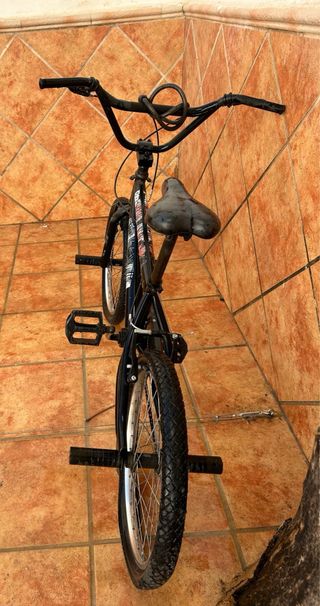 Bicicleta BMX negra