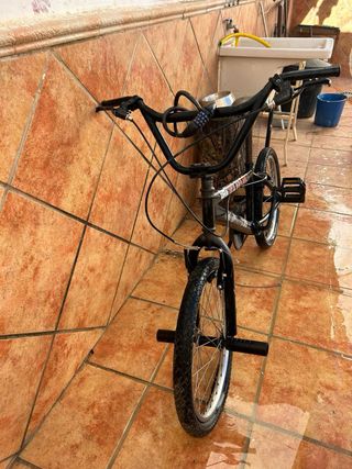 Bicicleta BMX negra