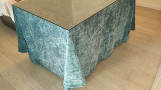Mesa camilla de terciopelo azul
