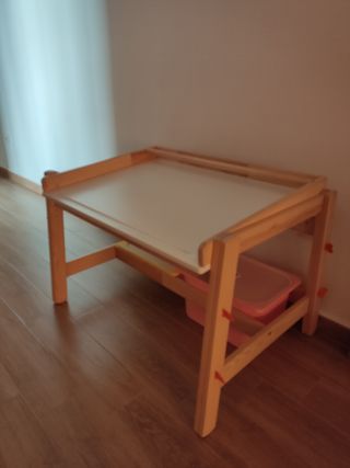 Mesa infantil de madera con cajones
