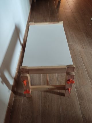 Mesa infantil de madera con cajones