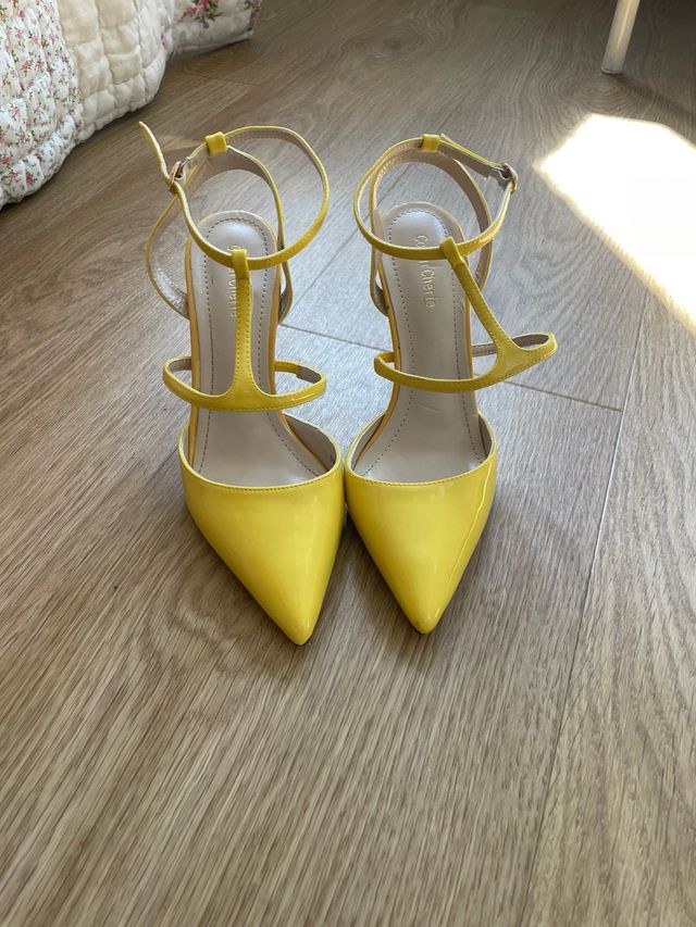 Tacones Carmela amarillos