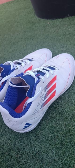 Zapatillas Adidas fútbol sala blancas y azules