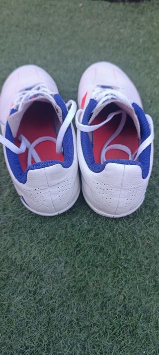 Zapatillas Adidas fútbol sala blancas y azules