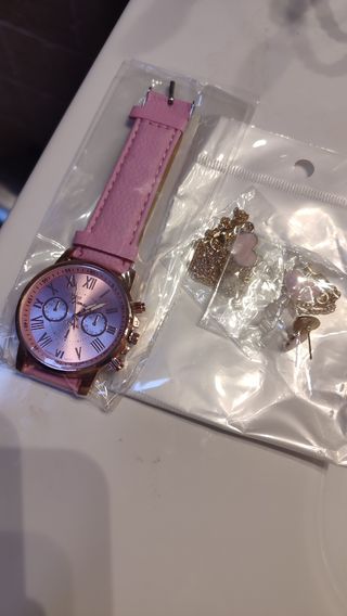 Reloj, pendientes, pulsera y collar rosa