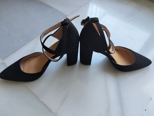 Zapatos negros elegantes tacón