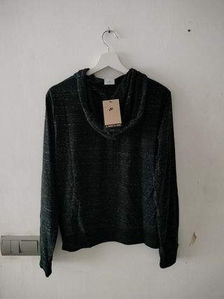 Sudadera Nike negra vintage para mujeres.