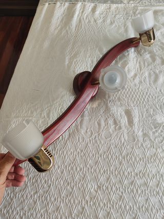 Lámpara 3 luces madera dorada.
  