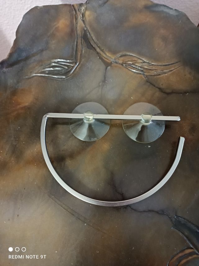 Toallero de metal plateado