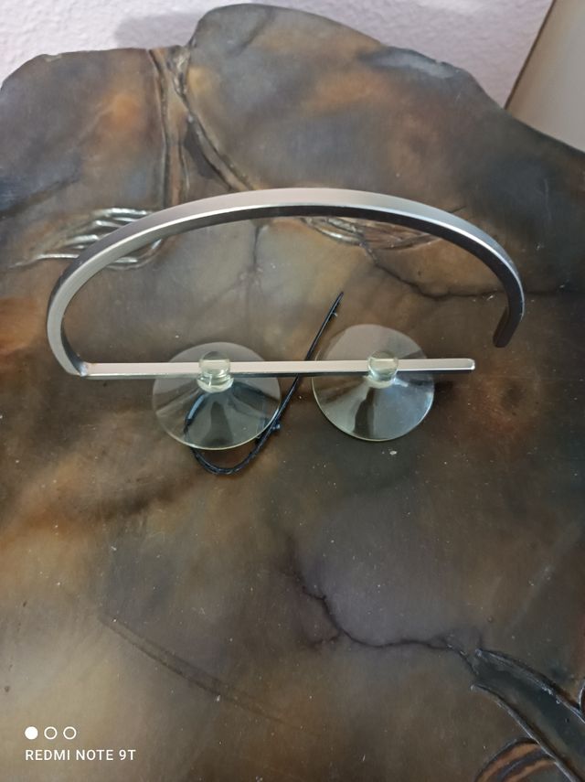 Toallero de metal plateado