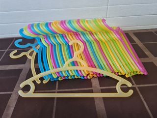 32 Perchas Plástico Colores