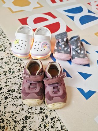 3 pares zapatillas niña nr 20 Crocs, calcetines, B