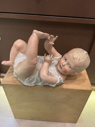 Figura antigua porcelana bebé