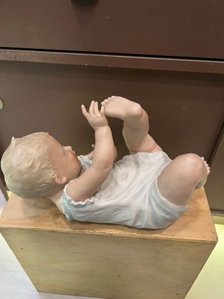 Figura antigua porcelana bebé