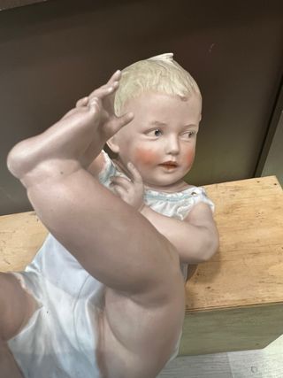 Figura antigua porcelana bebé