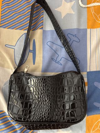 Bolso bandolera negro efecto cocodrilo