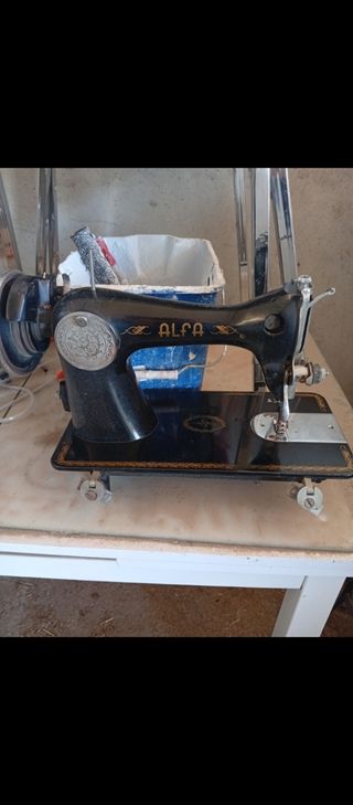 Máquina coser Alfa antigua para colecionista