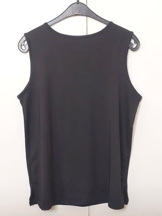 Blusón negro de tirantes con escote de brillantes 