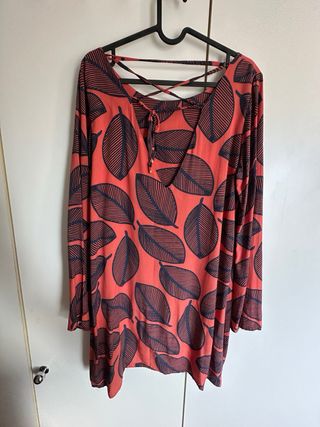 Vestido rojo estampado hojas