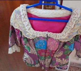 Traje Fallera: 2 cuerpos, 2 pares zapatos. 