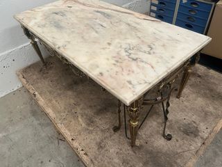 Mesa centro mármol y metal dorada