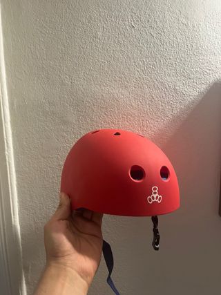 Casco Triple Eight