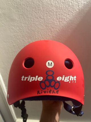 Casco Triple Eight