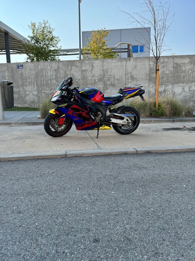Honda CBR 1000RR - Moto