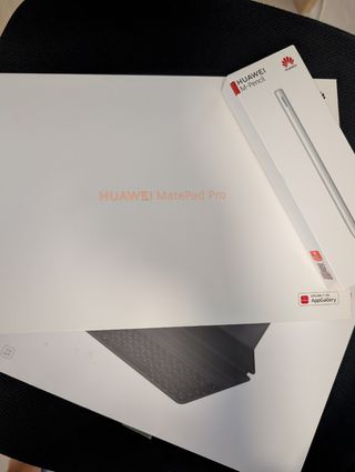 Tablet Huawei Matepad pro 12.6" 256 GB en su caja