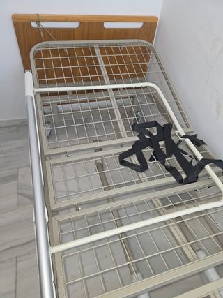 Cama articulada manual beige con baranda
