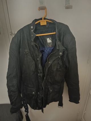 Chaqueta negra impermeable hombre de moto overlap 