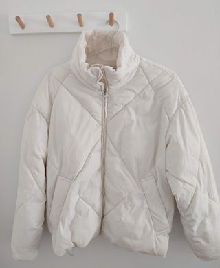 Cazadora acolchada Bershka beige