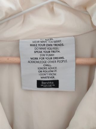 Cazadora acolchada Bershka beige