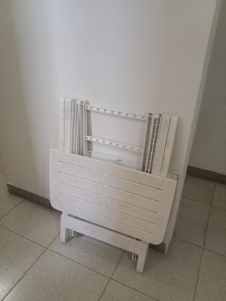Mesa y silla plegables blancas