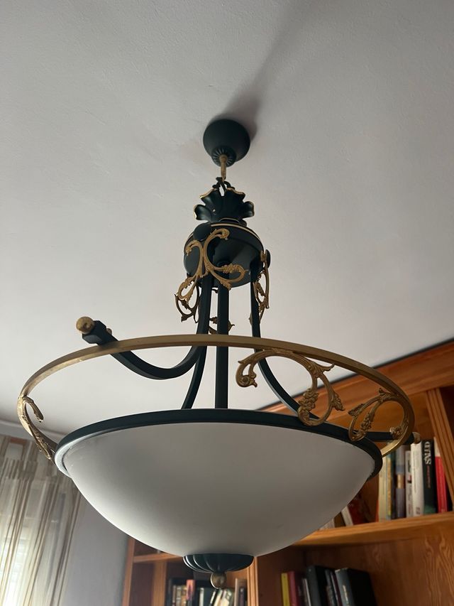 Lámpara colgante negra y dorada