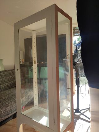 Vitrina blanca metal y cristal