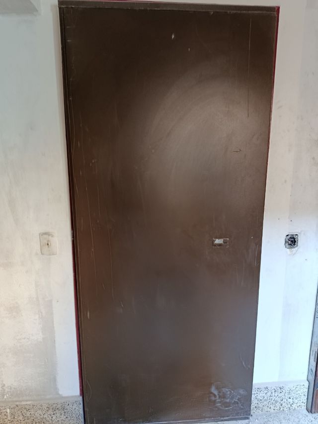 Puerta blindada c/3 llaves Antiokupas