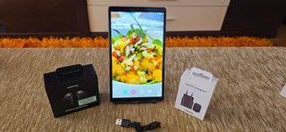 Tablet Samsung + cargador + auriculares